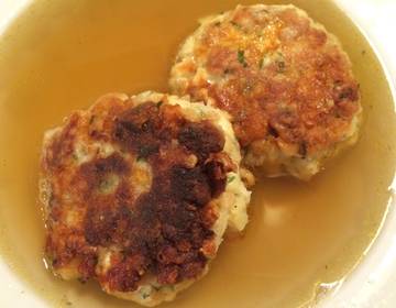 Pinzgauer Kaspressknödelsuppe Pinzgauer Kaspressknödelsuppe