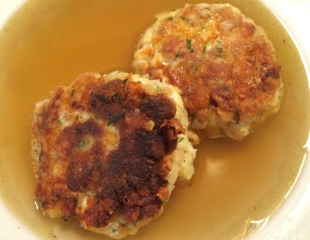 Pinzgauer Kaspressknödelsuppe Pinzgauer Kaspressknödelsuppe