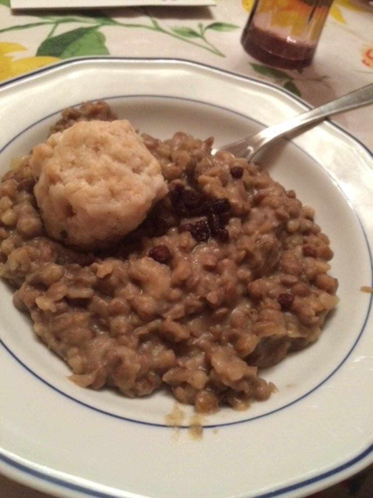 Eingebrannte Linsen mit Semmelknödel