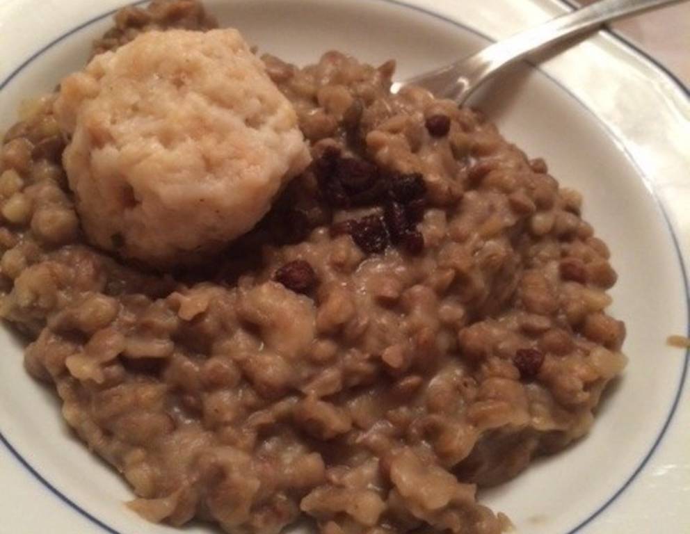 Eingebrannte Linsen mit Semmelknödel Eingebrannte Linsen mit Semmelknödel