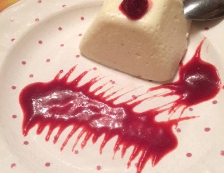 Panna Cotta auf Himbeerspiegel Panna Cotta auf Himbeerspiegel