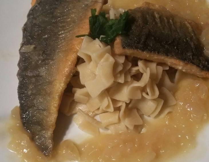 Forellenfilet auf Vollkornnudeln mit Zitronensauce Forellenfilet auf Vollkornnudeln mit Zitronensauce
