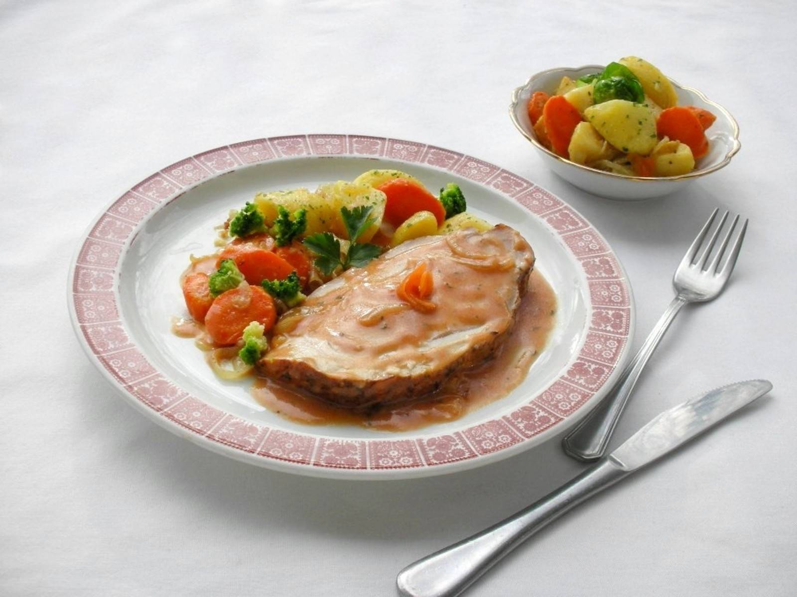 Schweinsbraten mit Gemüsesauce Rezept - ichkoche.de Schweinsbraten mit Gemüsesauce Rezept - ichkoche.de