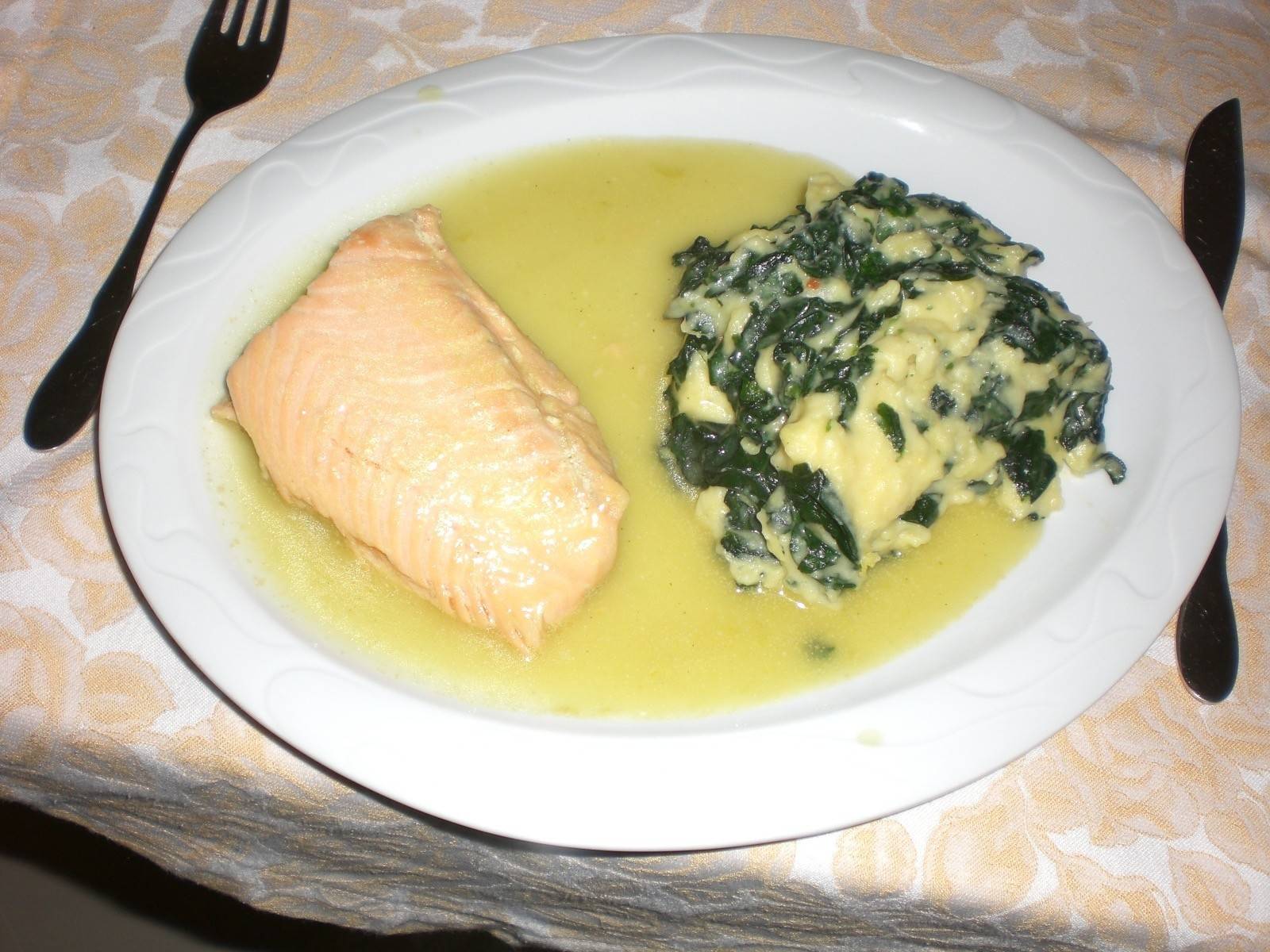 Lachs auf Selleriesoße mit Spinat-Kartoffelpüree Lachs auf Selleriesoße mit Spinat-Kartoffelpüree