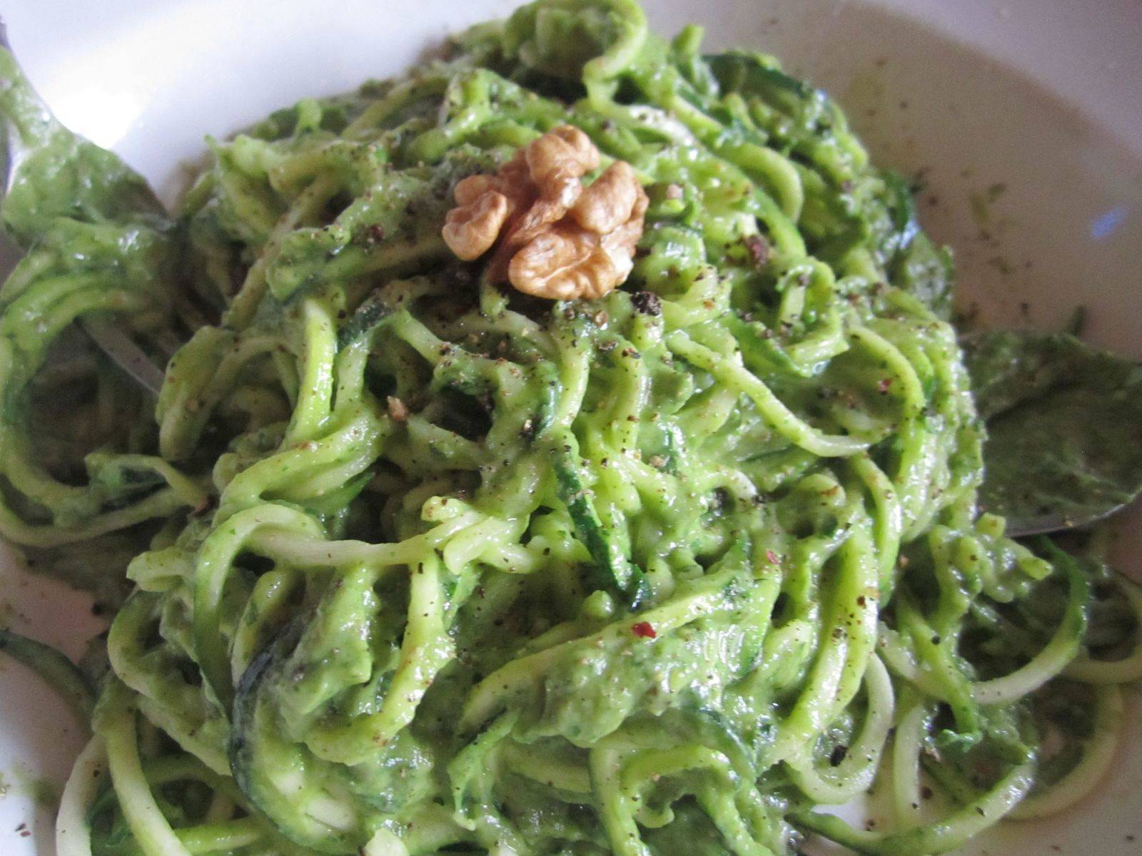 Zucchini-Spaghetti mit Avocado-Nuss Sugo Rezept - ichkoche.de Zucchini-Spaghetti mit Avocado-Nuss Sugo Rezept - ichkoche.de