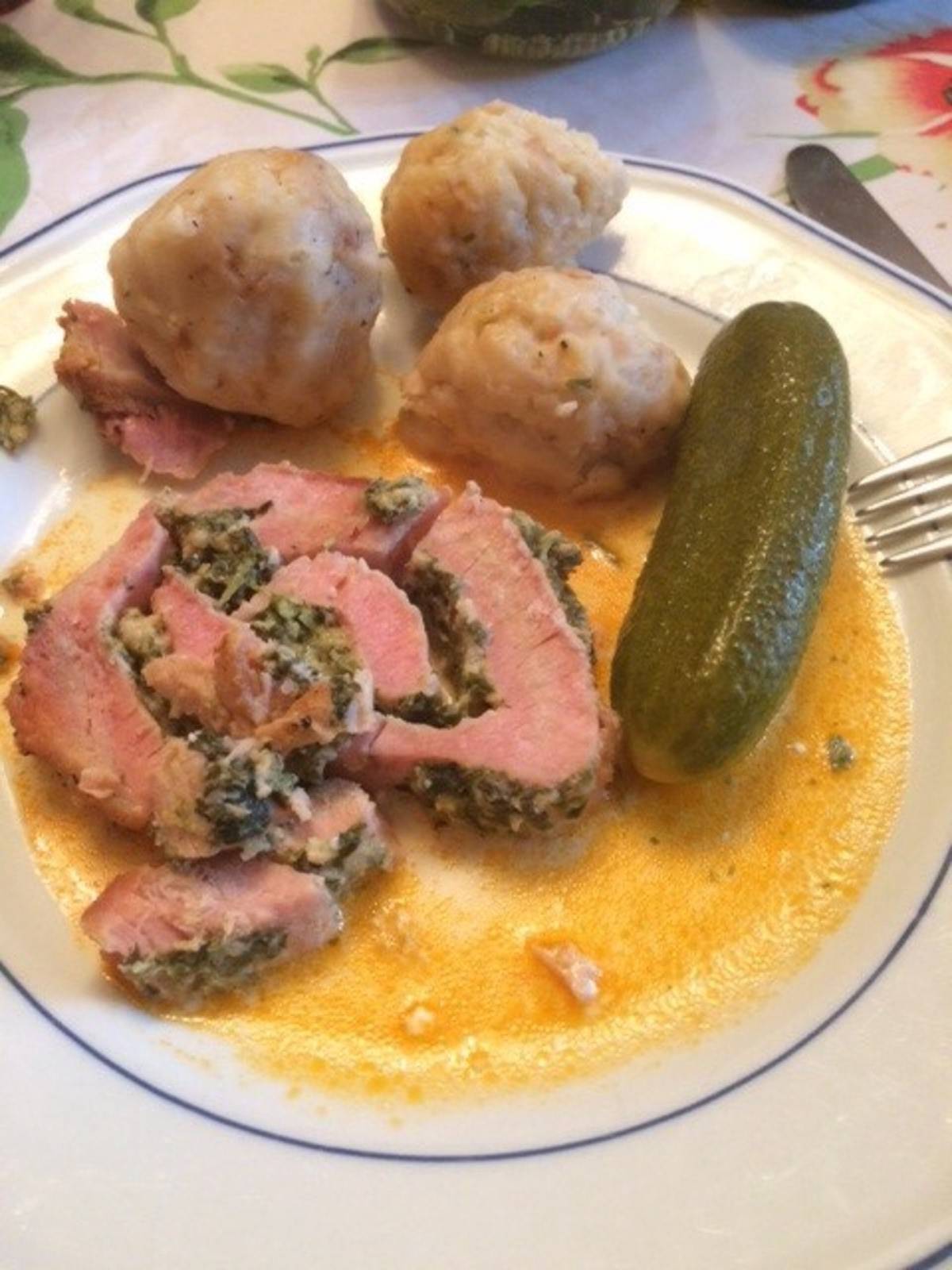 Gefüllter Putenrollbraten mit Semmelknödel Rezept - ichkoche.de