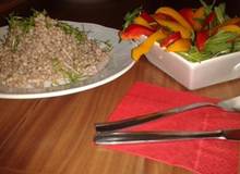 Buchweizen mit Paprika-Salat