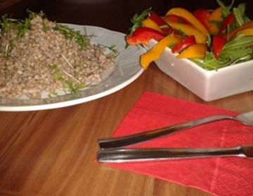 Buchweizen mit Paprika-Salat