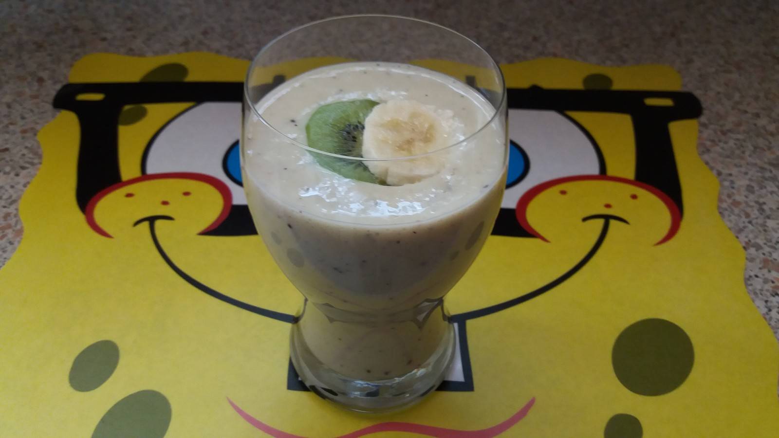 Exotischer Bananen-Kiwi-Drink