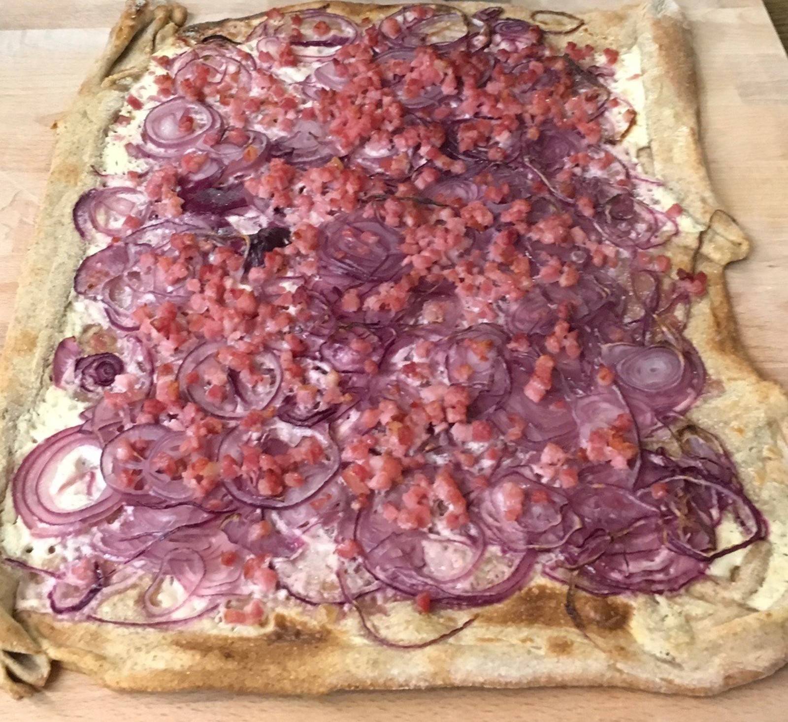 Flammkuchen mit Speck und Zwiebeln