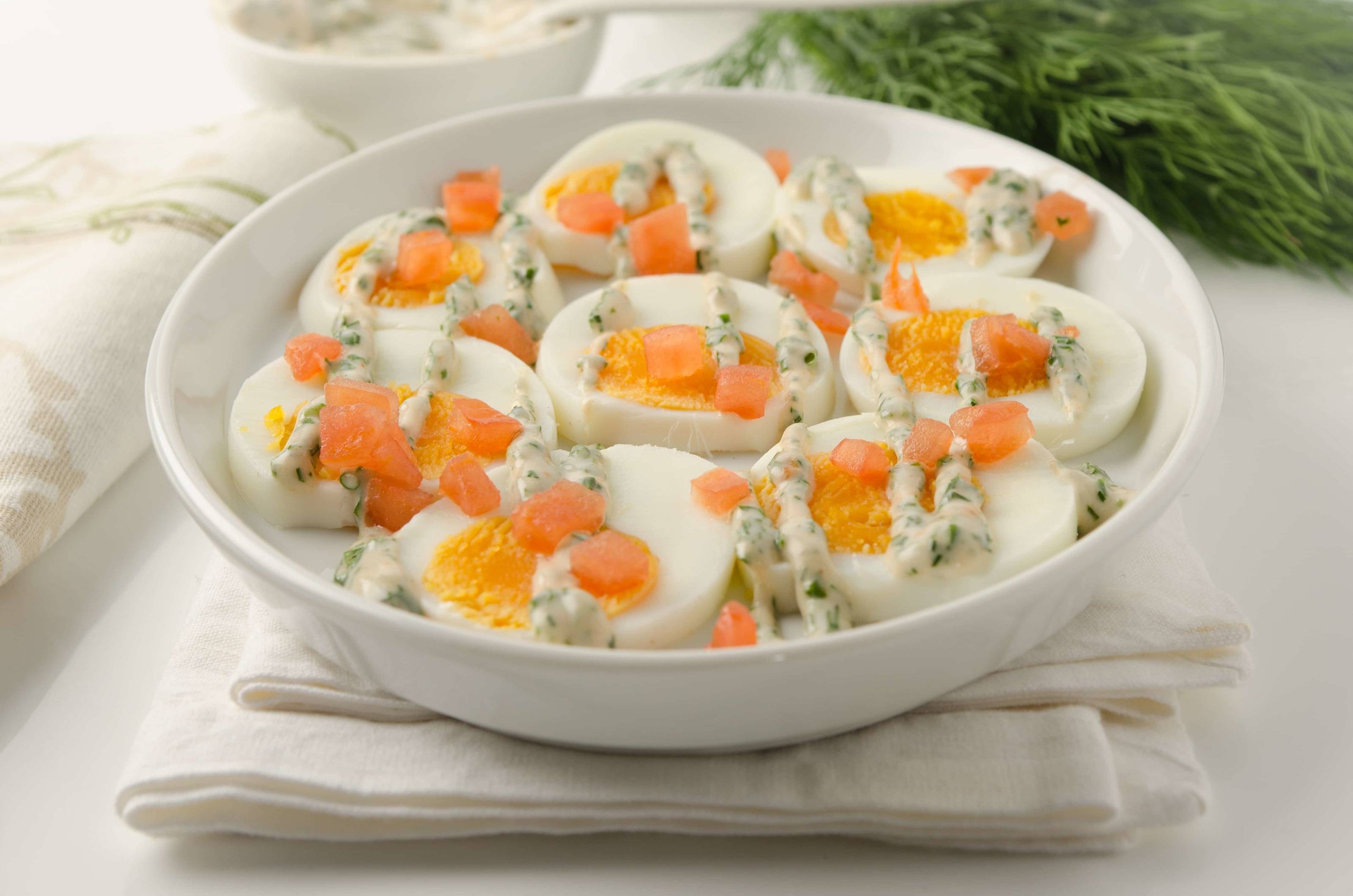 Eier mit Lachs und Kräutersauce Rezept - ichkoche.at