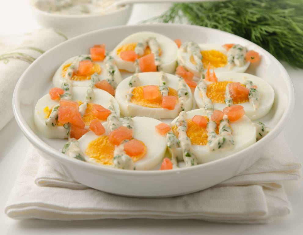 Eier mit Lachs und Kräutersauce Eier mit Lachs und Kräutersauce