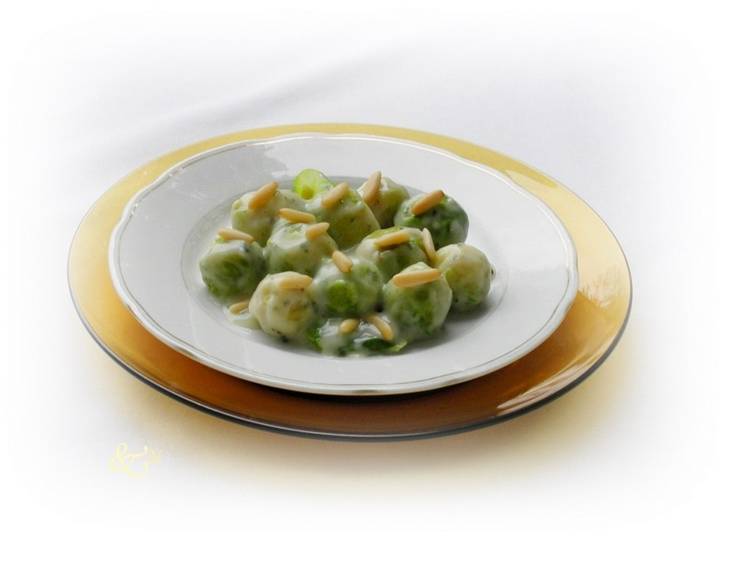 Kohlsprossen mit Majoran und Pinienkernen Kohlsprossen mit Majoran und Pinienkernen