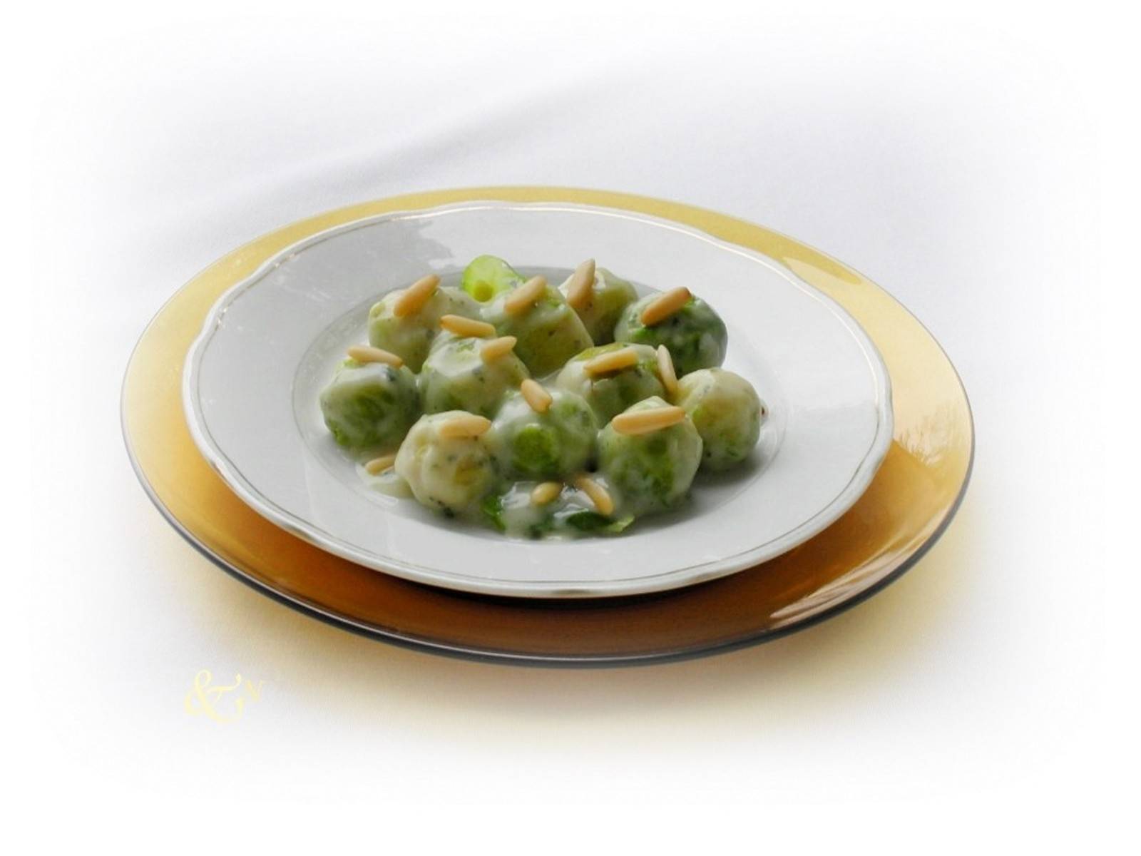 Kohlsprossen mit Majoran und Pinienkernen Rezept - ichkoche.ch Kohlsprossen mit Majoran und Pinienkernen Rezept - ichkoche.ch