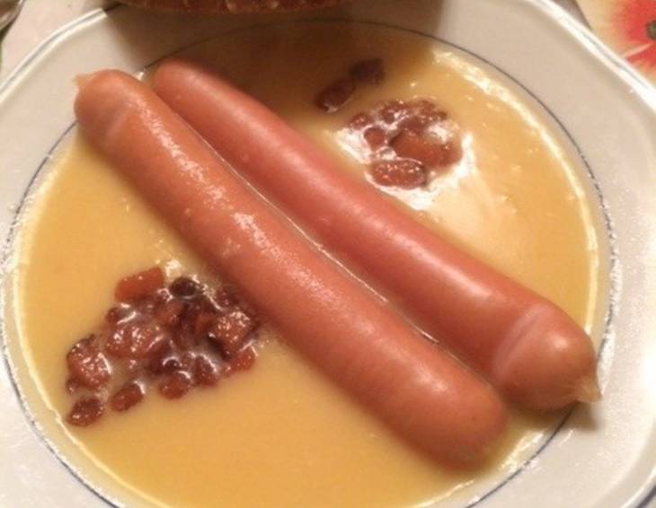 Gelbe Erbsensuppe mit Würstchen