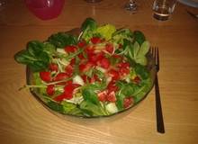 Tomatensalat mit Dattel-Avocado-Dressing