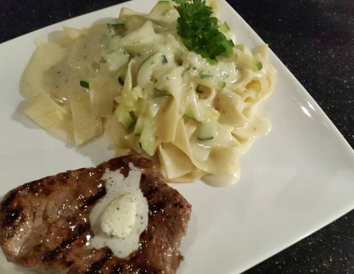 Quattro formaggi Sauce mit Zucchini auf Pappardelle Quattro formaggi Sauce mit Zucchini auf Pappardelle