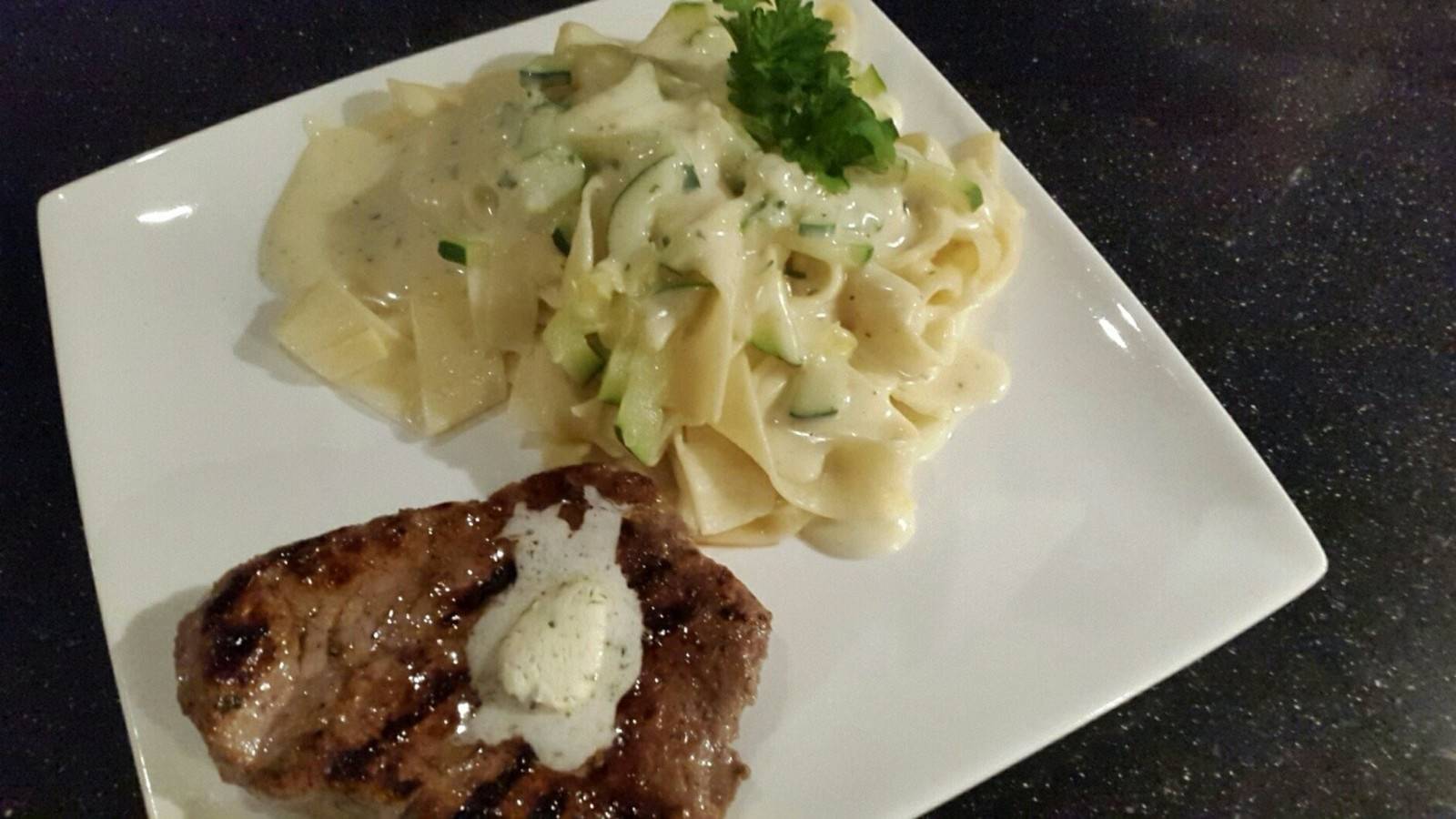 Quattro formaggi Sauce mit Zucchini auf Pappardelle Rezept - ichkoche.de Quattro formaggi Sauce mit Zucchini auf Pappardelle Rezept - ichkoche.de